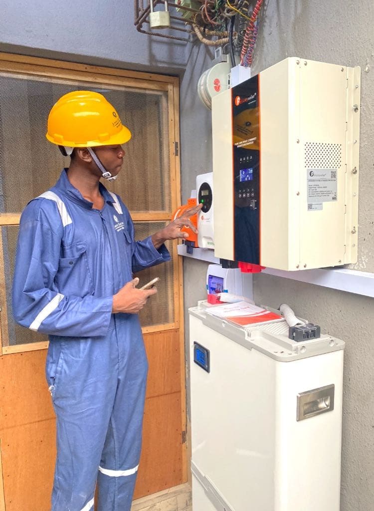 Juwon Electric engineer commissioning an inverter